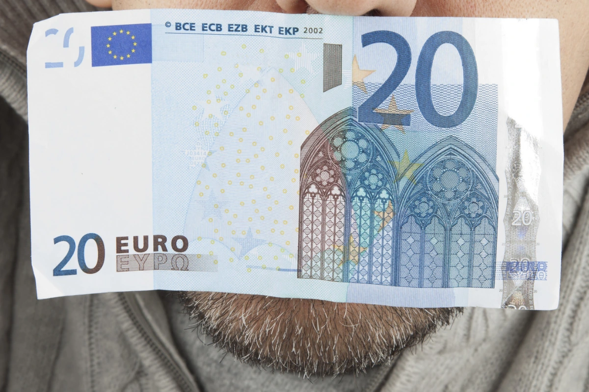 Banconote da 20 euro false: ecco cosa le distingue dalle vere ce lo spiega l’esperto