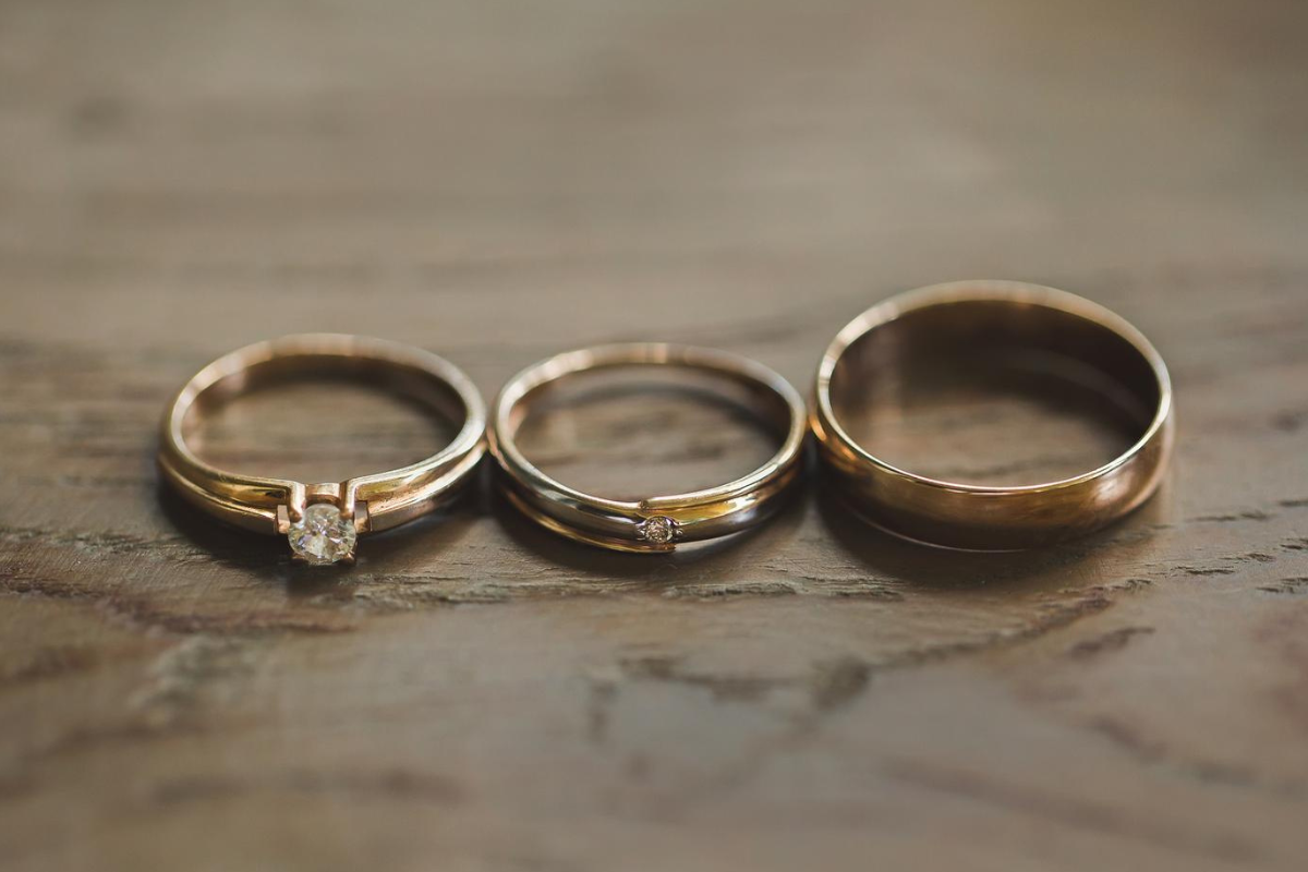 Se tua mamma ti lascia 10 anelli d’oro: ecco quanto puoi ricavare davvero se decidi di venderli