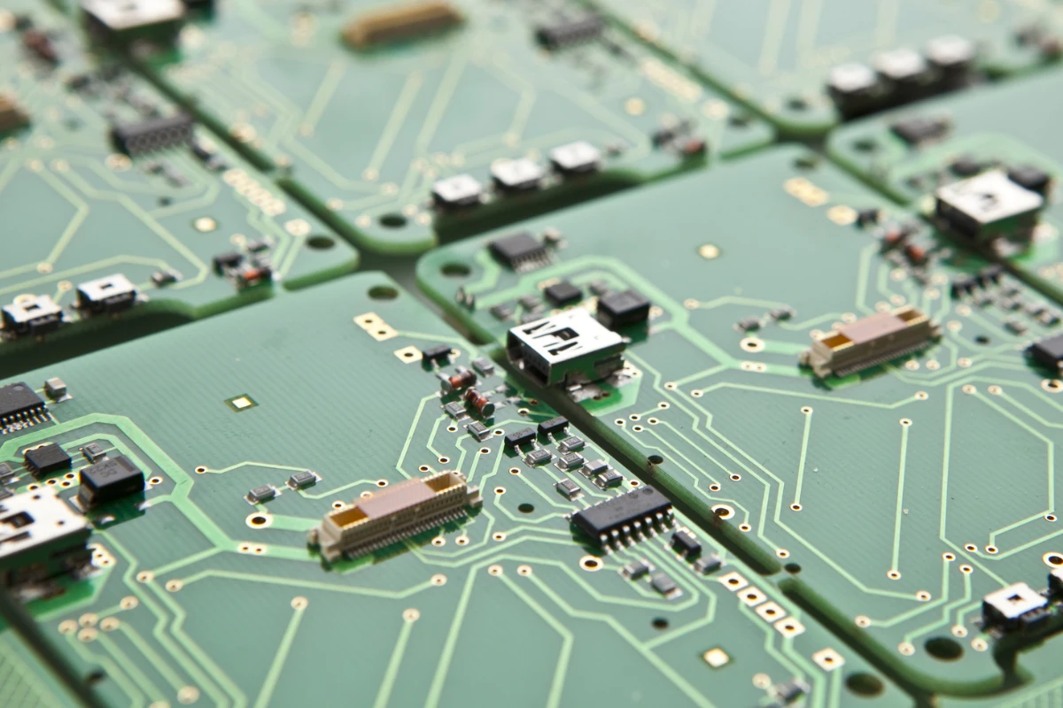 Trovi l'oro anche nei circuiti elettronici ecco come alcuni artigiani lo recuperano e poi lo vendono