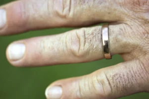 Non pulire la tua vera nuziale con questi prodotti: l’esperto ci spiega perché potrebbe rovinarsi