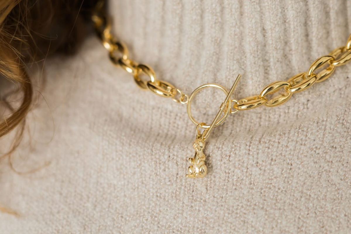 Collane d’oro mentre dormi: devi toglierla prima di addormentarti. L’esperto ti spiega il perché